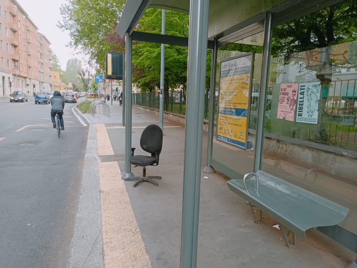 &quot;Smart working&quot; in Aurora: alla fermata del trasporto pubblico spunta una sedia da ufficio
