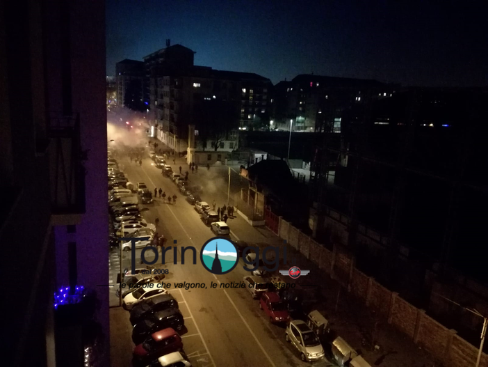 Cresce l'attesa per il derby di Torino, ma in campo per ora ci sono petardi e fumogeni Cresce l'attesa per il derby di Torino, ma in campo per ora ci sono petardi e fumogeni