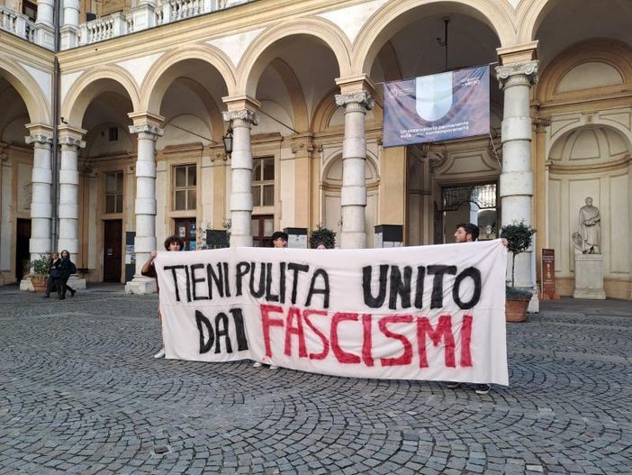 Adesivi anti schwa, l'appello di UDU a Unito: "Revocate gli spazi e i contributi a FUAN" Adesivi anti schwa, l'appello di UDU a Unito: "Revocate gli spazi e i contributi a FUAN"