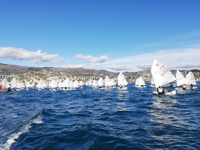 velisti in regata - foto di repertorio