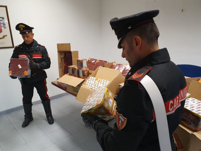 Un quintale di botti illegali tra frutta e verdura del mercato: sequestrati 133 kg di fuochi a Venaria