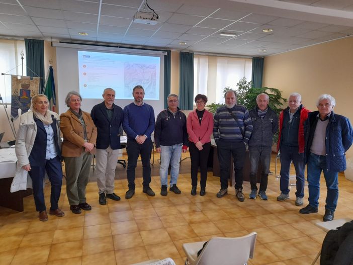 foto di gruppo persone in piedi