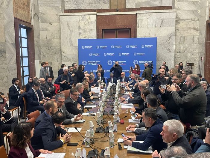 riunione al Mimit con tante persone intorno al tavolo