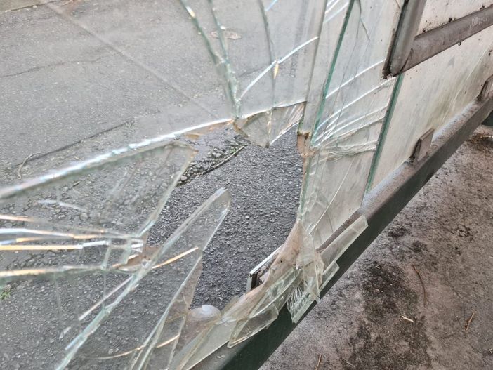 Vandali in azione ad Orbassano, distrutta la pensilina del bus in circonvallazione Vandali in azione ad Orbassano, distrutta la pensilina del bus in circonvallazione