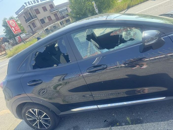 Vandali in azione a Moncalieri: vetri infranti e auto rovinate in strada Carignano Vandali in azione a Moncalieri: vetri infranti e auto rovinate in strada Carignano