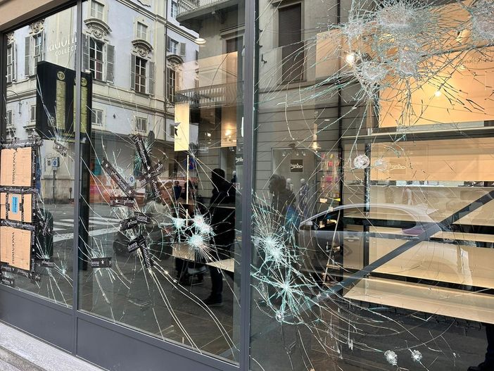 vetrine rovinate dalla furia anarchica vetrine rovinate dalla furia anarchica