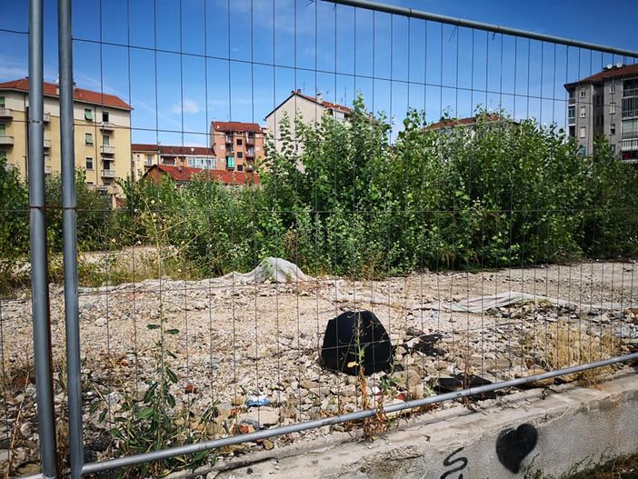 Parella, esposto contro i proprietari del cantiere abbandonato di via Bellardi Parella, esposto contro i proprietari del cantiere abbandonato di via Bellardi