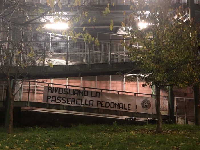 Striscione di protesta di CasaPound per la chiusura della passerella pedonale di Via Brofferio Striscione di protesta di CasaPound per la chiusura della passerella pedonale di Via Brofferio