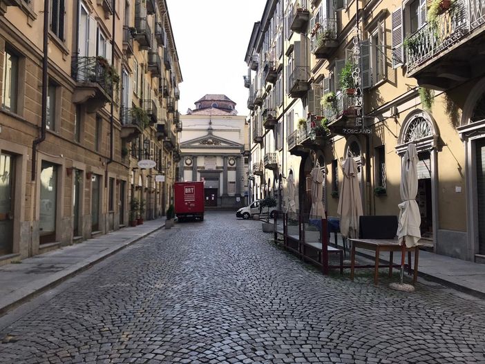 “In vendita o in affitto”: il deserto di via della Misericordia un esempio di pedonalizzazione fallita in centro [FOTO]