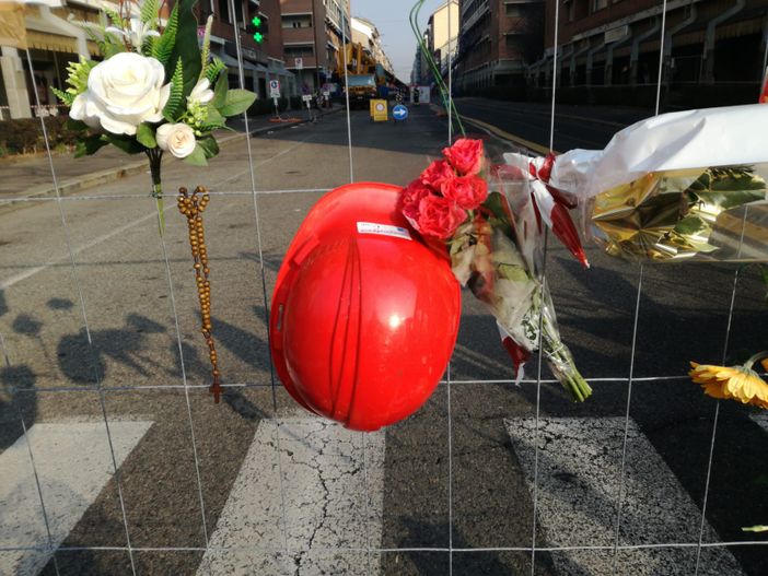 cartelli sulle transenne di via Genova