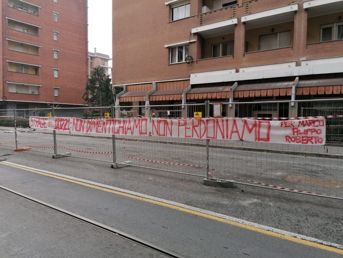 Via Genova, nella notte compare uno striscione: "Non perdoniamo, non dimentichiamo" Via Genova, nella notte compare uno striscione: "Non perdoniamo, non dimentichiamo"
