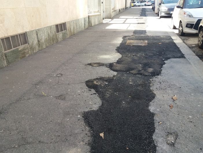 Via Montevideo, presto il livellamento del marciapiede lasciato "in sospeso"