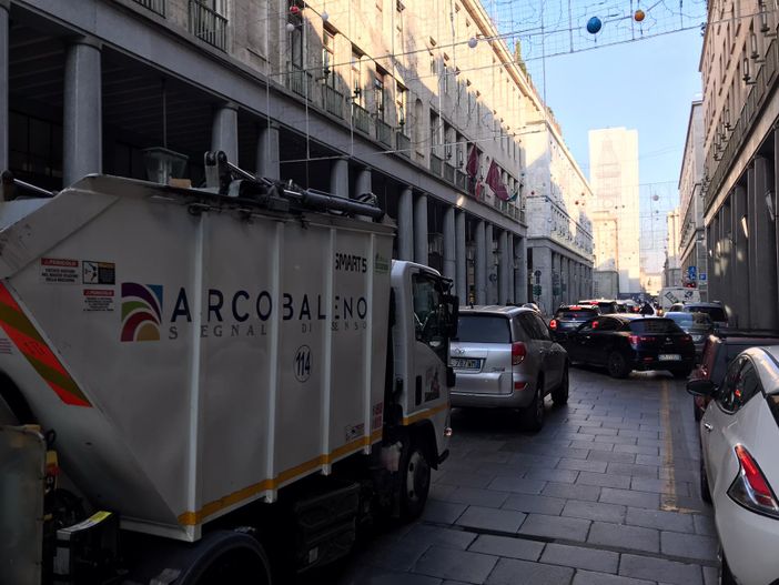 Via Roma, coda di auto per gli acquisti di Natale