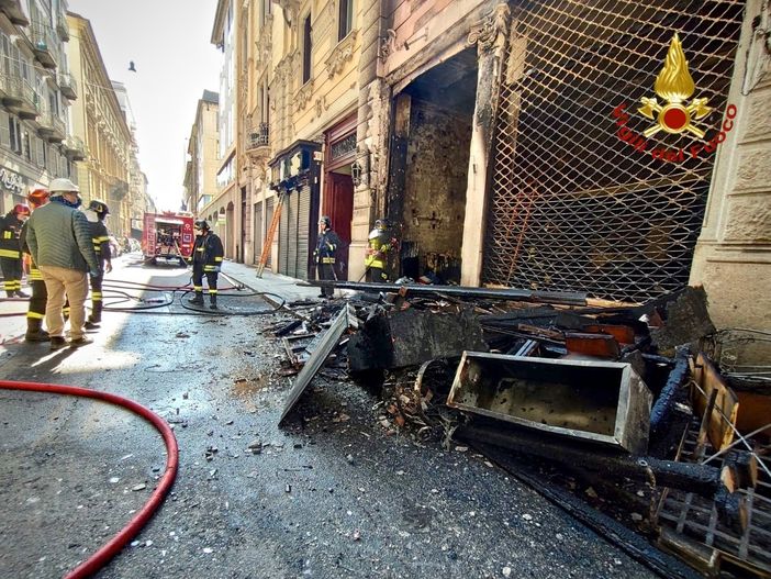 “Siamo scappati di corsa, il fumo nero saliva dalle scale”: la testimonianza degli evacuati dell’incendio di via Santa Teresa [FOTO e VIDEO]