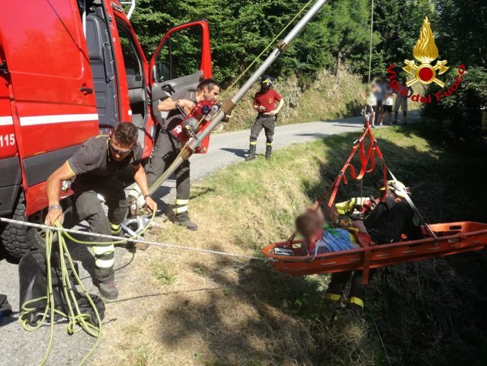Corio, i Vigili del Fuoco soccorrono un uomo caduto in un dirupo (FOTO) Corio, i Vigili del Fuoco soccorrono un uomo caduto in un dirupo (FOTO)