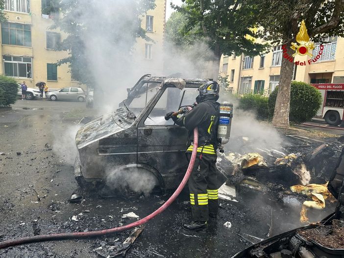 Intervento dei vigili del fuoco in via Carlo del Prete