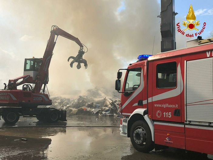 Borgaro Torinese, incendio alla Cascina Pulita: a fuoco rifiuti ammassati