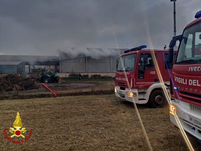 Castellamonte, incendio in una cascina in fiamme due capannoni e una stuttura Castellamonte, incendio in una cascina in fiamme due capannoni e una stuttura