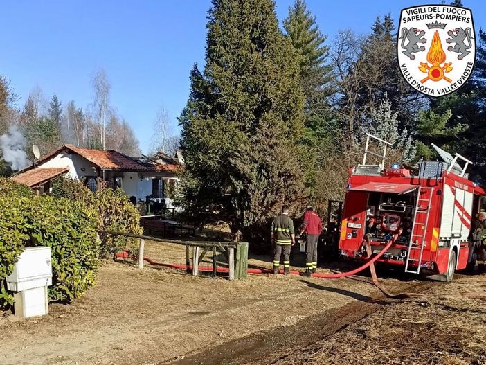 A fuoco un'abitazione a Chiaverano: intervengono i vigili del fuoco per spegnere l'incendio A fuoco un'abitazione a Chiaverano: intervengono i vigili del fuoco per spegnere l'incendio
