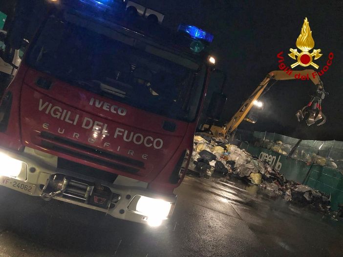 Incendio a Collegno in una ditta di stoccaggio e smaltimento rifiuti Incendio a Collegno in una ditta di stoccaggio e smaltimento rifiuti