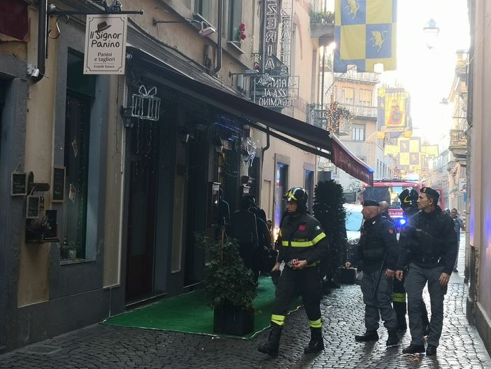 Paura nel primo pomeriggio in via dei Mercanti per un forte scoppio, tre le persone ferite (FOTO)