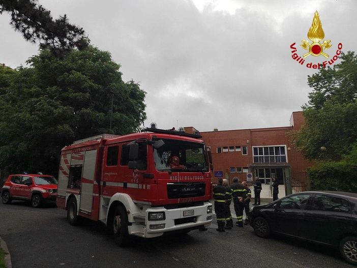 I Vigili del fuoco stanno effettuando le verifiche del caso: nessun danno per i bimbi I Vigili del fuoco stanno effettuando le verifiche del caso: nessun danno per i bimbi