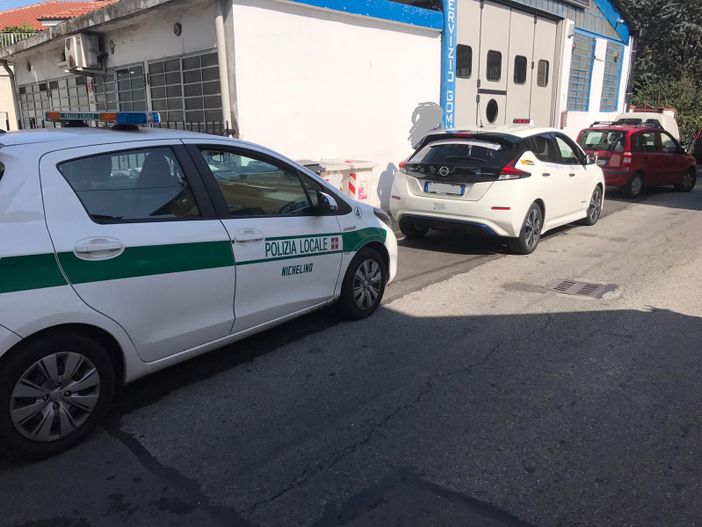 Nichelino, taxi facendo retromarcia investe pedone