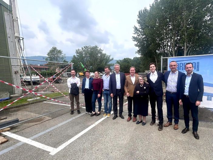 visita a cantiere con persone in posa