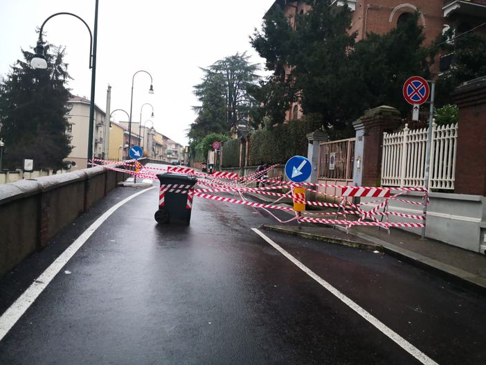 Voragine in corso Quintino Sella: capolinea in piazza Hermada per le linee bus 56 e 75 [FOTO]