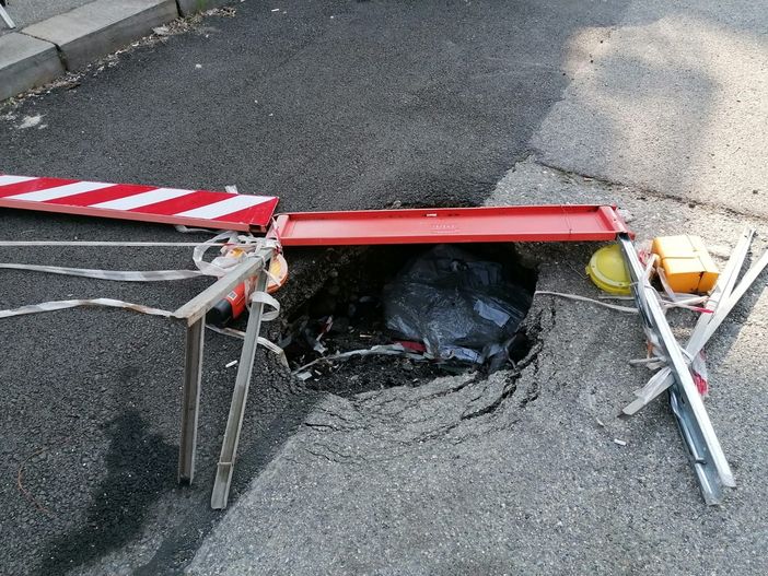 La buca di via Vistrorio &quot;compie&quot; un anno, ma i residenti hanno poco da festeggiare: &quot;Siamo preoccupati&quot; [FOTO]