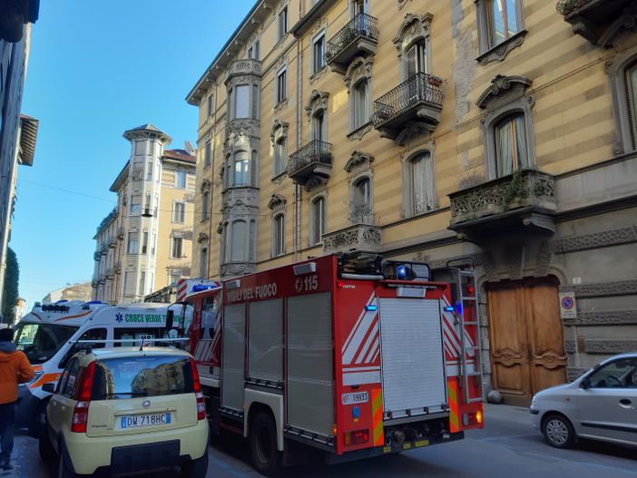 Operaio di 23 anni cade dal quarto piano di un cantiere: è grave in ospedale