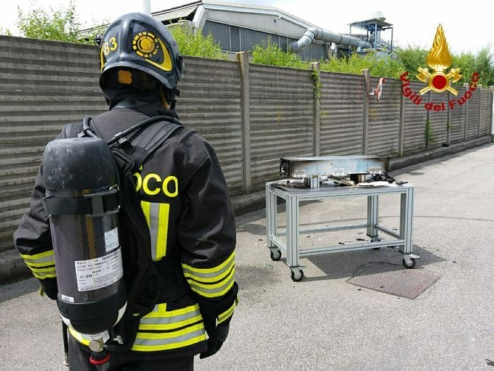 Batteria a fuoco in una ditta, intervengono i vigili del fuoco Batteria a fuoco in una ditta, intervengono i vigili del fuoco