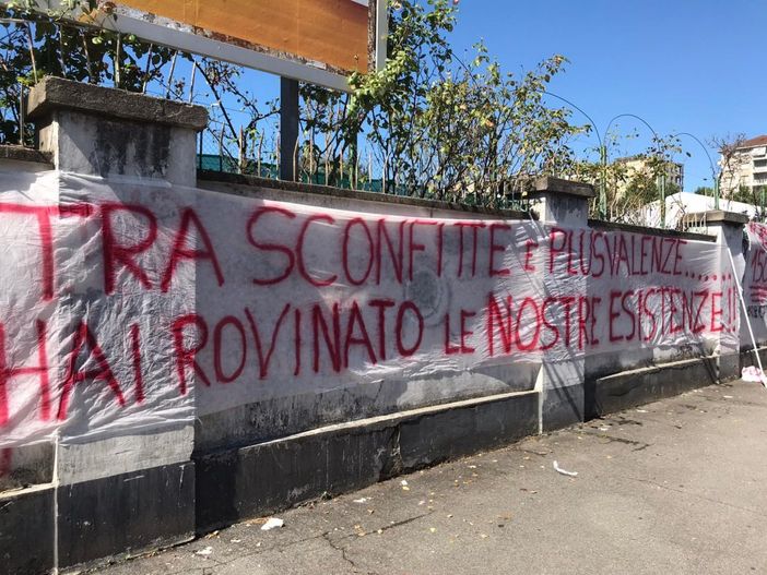 Flash mob di protesta dei tifosi del Toro nei confronti del presidente Cairo: &quot;Hai rovinato le nostre esistenze&quot; (VIDEO)