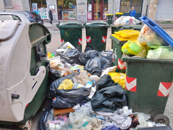 Rifiuti abbandonati tra i bidoni della raccolta differenziata Rifiuti abbandonati tra i bidoni della raccolta differenziata