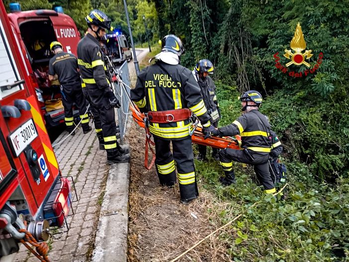 Auto precipita lungo una scarpata : Vigili del fuoco in azione a Baldissero