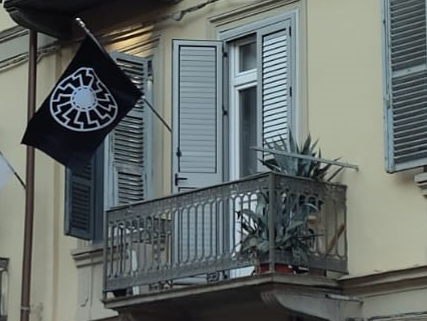 Bandiera con simbolo nazista a San Donato