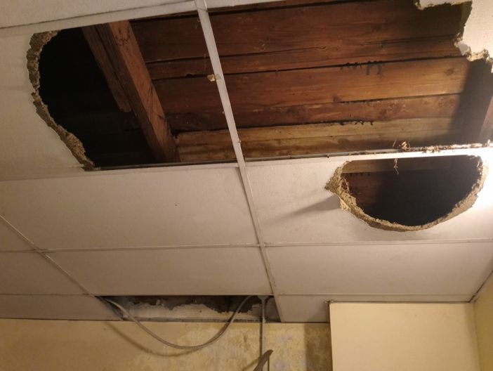 Degrado e sporcizia nel centro incontro della Circoscrizione 5 in piazza Stampalia Degrado e sporcizia nel centro incontro della Circoscrizione 5 in piazza Stampalia