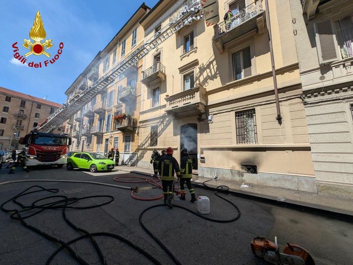 Incendio in alcune cantine di via Venasca: palazzo evacuato, 5 persone intossicate