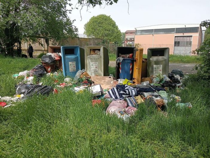 Nichelino, incivili trasformano il parco del Boschetto in una discarica a cielo aperto