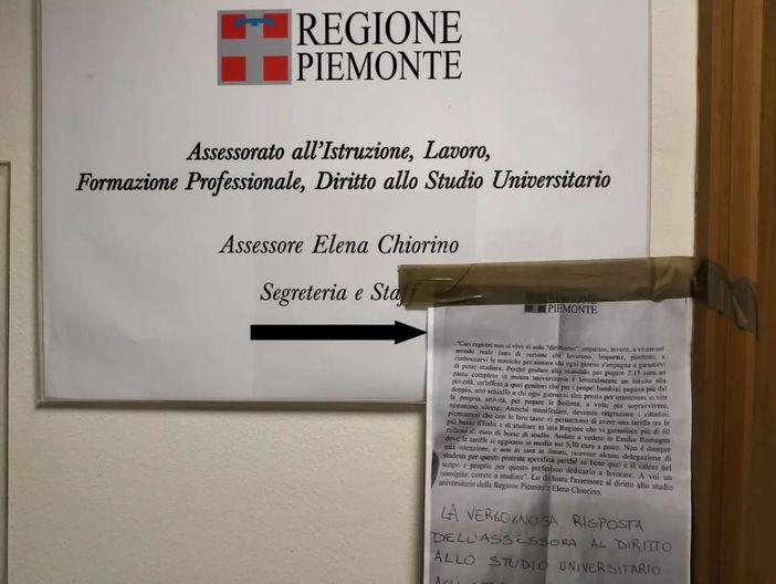 Edisu, blitz degli studenti che contestano l'assessora Chiorino: "Fermiamo l'aumento dei prezzi nelle mense" Edisu, blitz degli studenti che contestano l'assessora Chiorino: "Fermiamo l'aumento dei prezzi nelle mense"