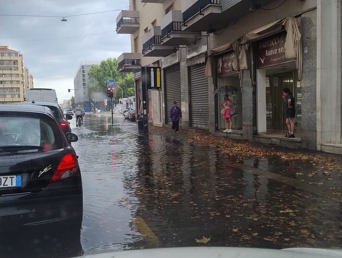 La strada allagata in corso Vercelli