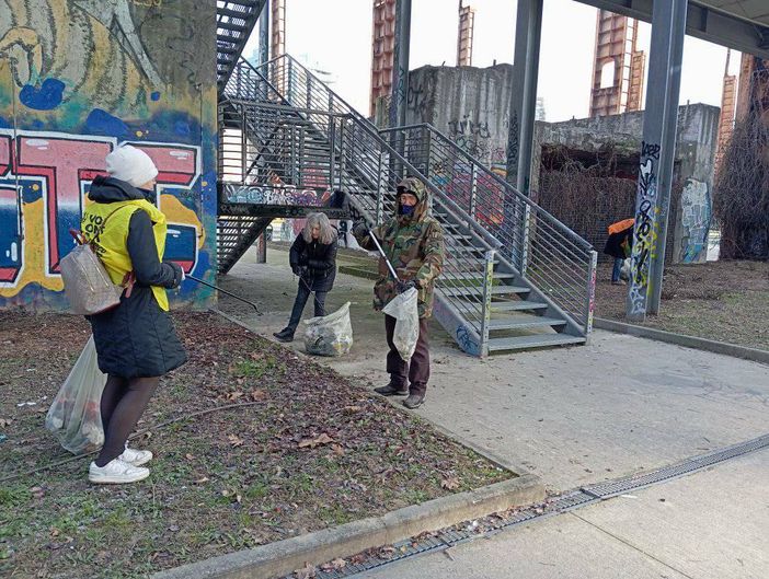 I volontari ripuliscono parco Dora