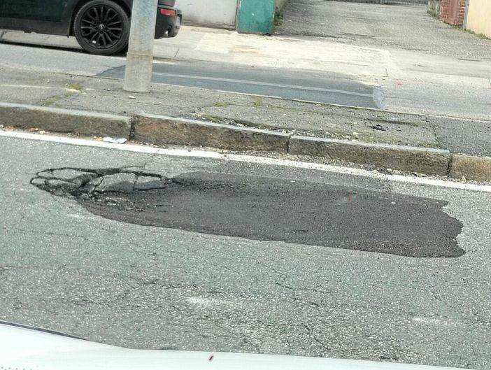 La buca delle polemiche di strada San Mauro