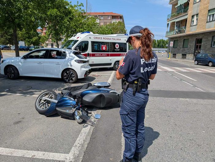 Brutto incidente tra auto e scooter, momenti di paura a Nichelino Brutto incidente tra auto e scooter, momenti di paura a Nichelino