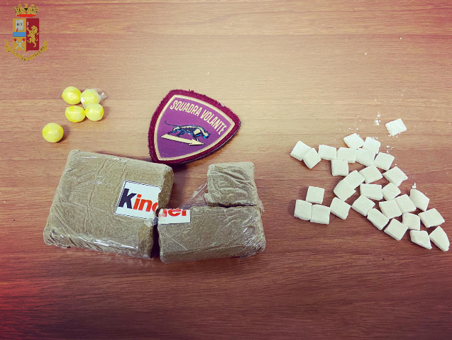 Torino, la droga nascosta nelle auto per essere poi spacciata: arrestati due pusher