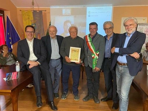 Nella foto il corridore Franco Balmamion, insignito della cittadinanza onoraria di Pomaretto