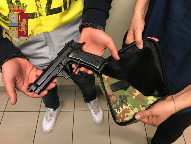 Ruba una moto e cerca di venderla online, minorenne (trovato in possesso anche di una pistola a salve) denunciato dalla Polizia