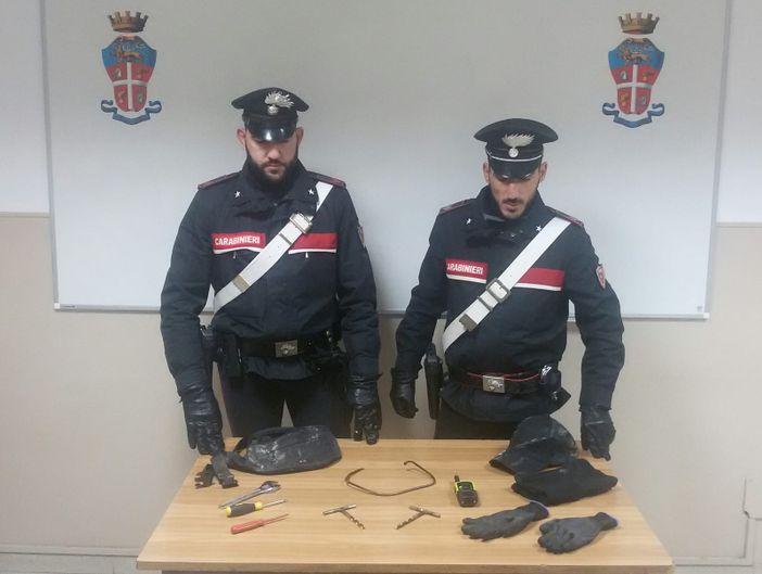 Rivarolo, svaligiano un appartamento e fuggono a bordo di una vettura rubata. Arrestato 23enne albanese (VIDEO) Rivarolo, svaligiano un appartamento e fuggono a bordo di una vettura rubata. Arrestato 23enne albanese (VIDEO)
