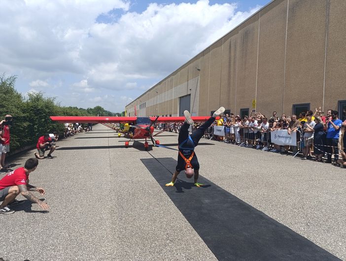 Tre aerei trainati camminando sulle mani: Matteo Pavone è (di nuovo) da Guinness Tre aerei trainati camminando sulle mani: Matteo Pavone è (di nuovo) da Guinness