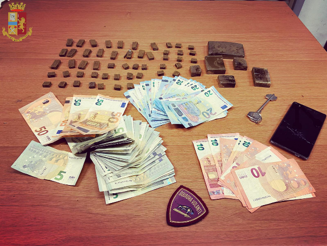 Agenti fuori servizio arrestano pusher al Valentino: nelle tasche oltre 340 grammi di hashish